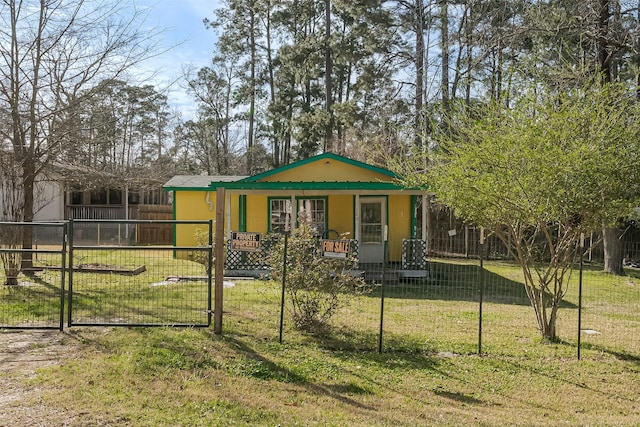 view of front of property featuring a fenced front yard, a gate, covered porch, and a front lawn