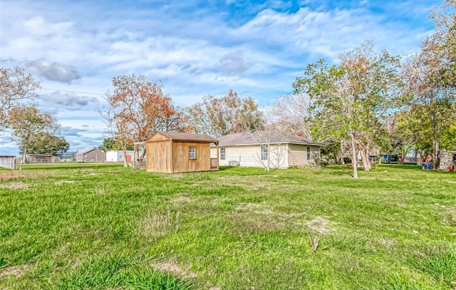 view of yard with an outdoor structure and a storage shed