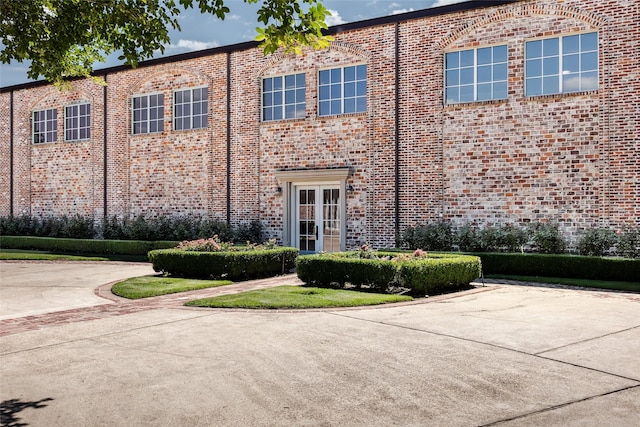 view of front of property featuring driveway and brick siding