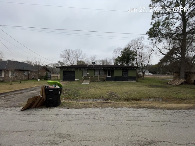 view of front of property with a garage, driveway, and a front yard