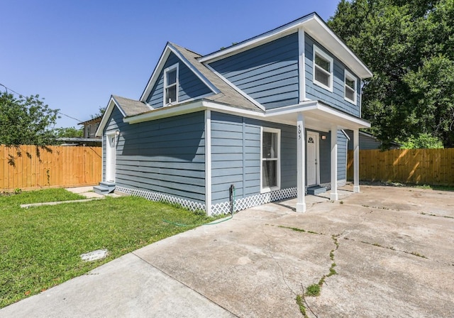 view of front of home featuring a front yard and fence