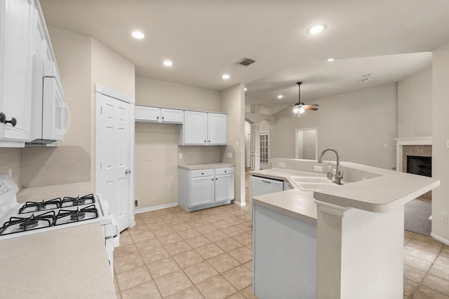 kitchen featuring visible vents, a sink, recessed lighting, white appliances, and ceiling fan