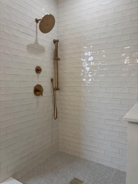 bathroom featuring a tile shower