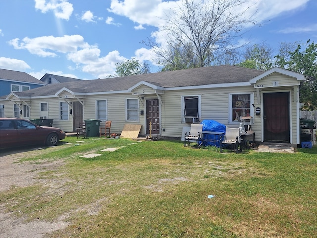 view of front facade featuring a front yard