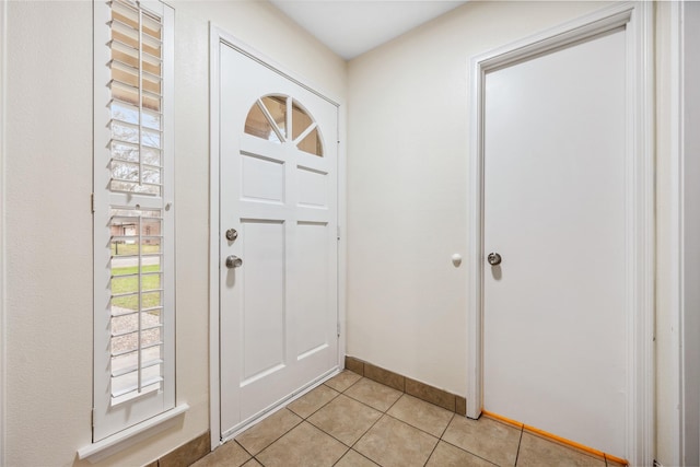 entrance foyer featuring light tile patterned floors and baseboards