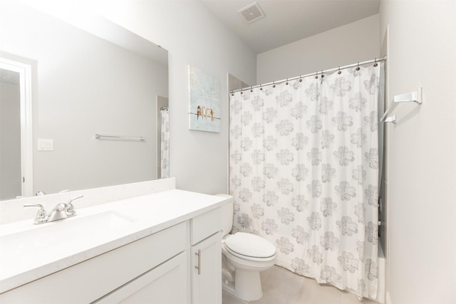 bathroom featuring curtained shower, visible vents, vanity, and toilet