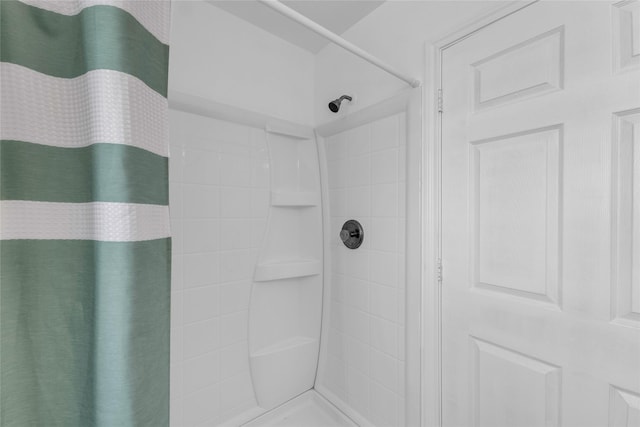 full bath featuring curtained shower