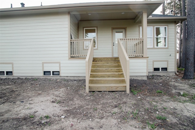 entrance to property with crawl space