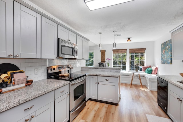 kitchen with tasteful backsplash, stainless steel appliances, wine cooler, light wood-style floors, and a peninsula