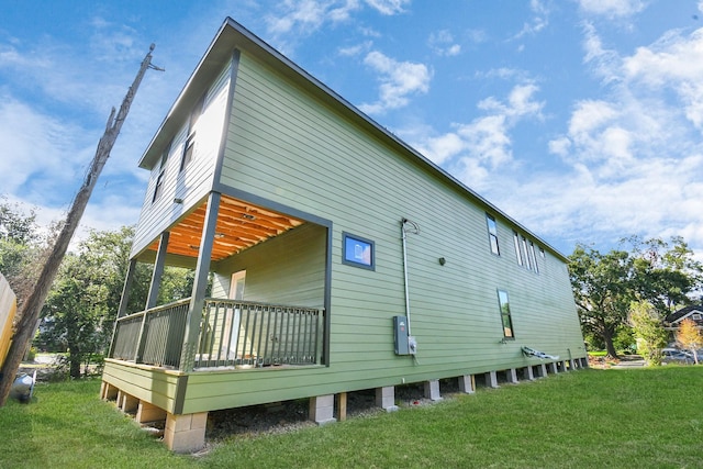 view of side of property featuring a lawn