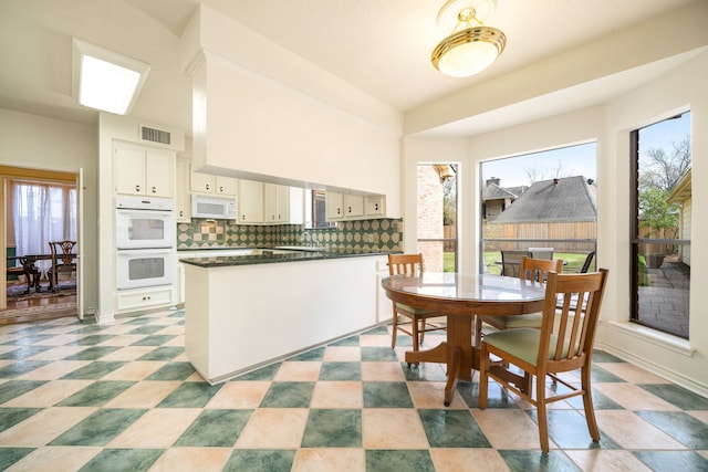 dining space with visible vents and baseboards