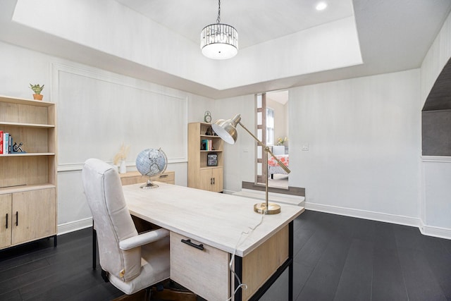 office featuring an inviting chandelier, dark wood-type flooring, and baseboards