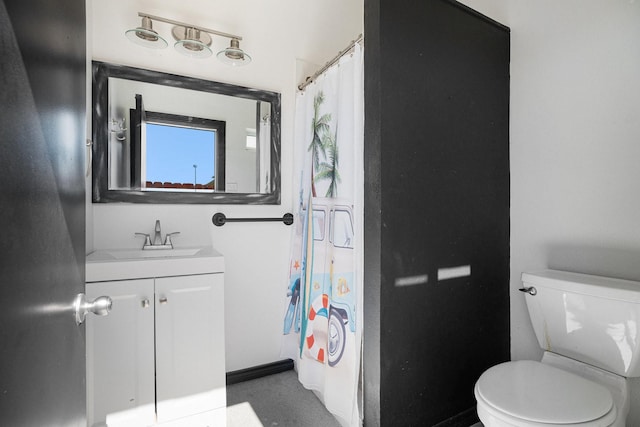 bathroom featuring a shower with shower curtain, toilet, and vanity