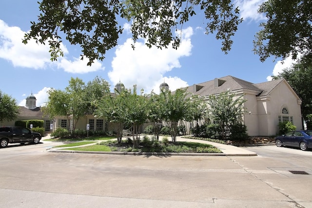 view of front facade with stucco siding