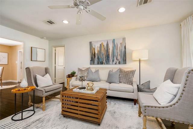 living room with light wood finished floors, visible vents, recessed lighting, and ceiling fan