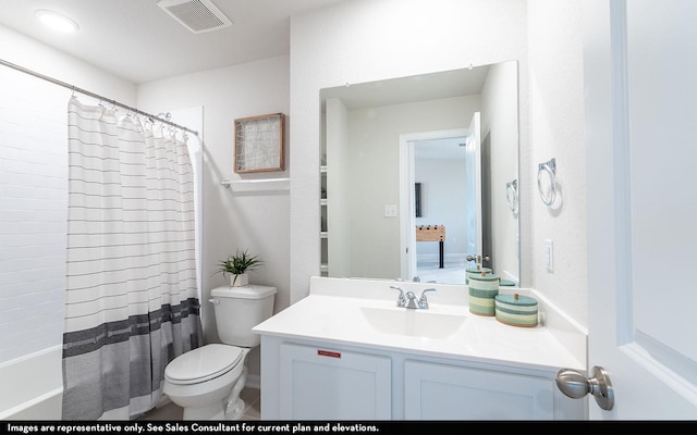 full bathroom featuring vanity, toilet, a shower with curtain, and visible vents