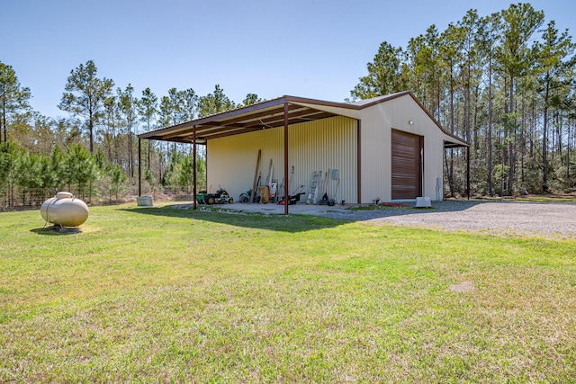 view of outdoor structure with an outdoor structure and driveway