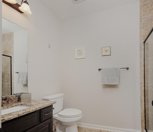 full bath featuring visible vents, toilet, tiled shower, baseboards, and vanity