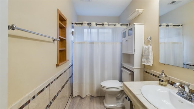 full bath featuring visible vents, toilet, a shower with curtain, wood finished floors, and vanity