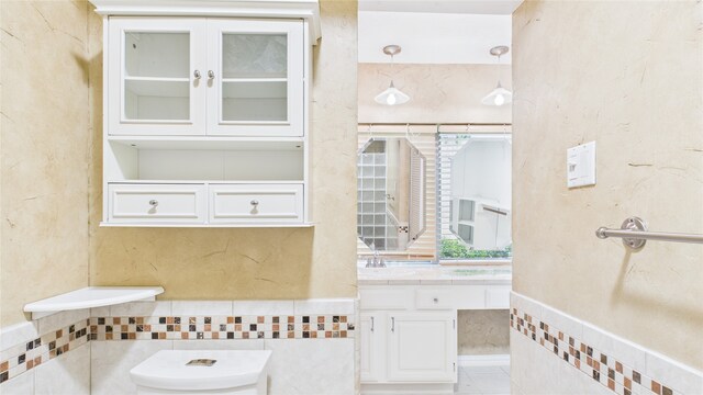 2026 Ashford Hollow Ln, Houston, TX 77077 - bathroom featuring tile walls