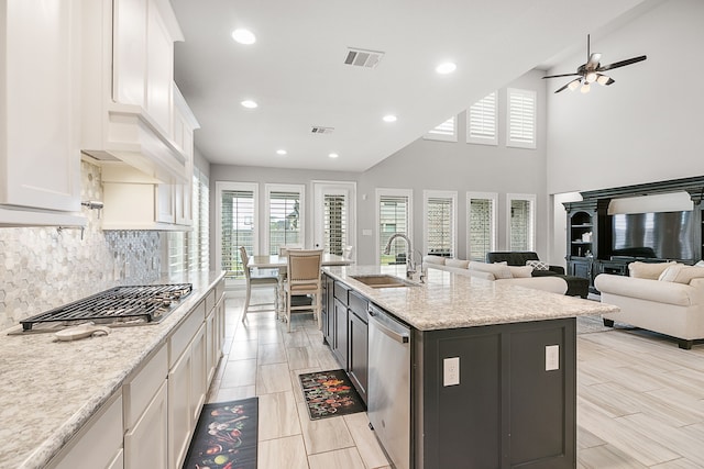 kitchen featuring visible vents, stainless steel appliances, backsplash, and a sink