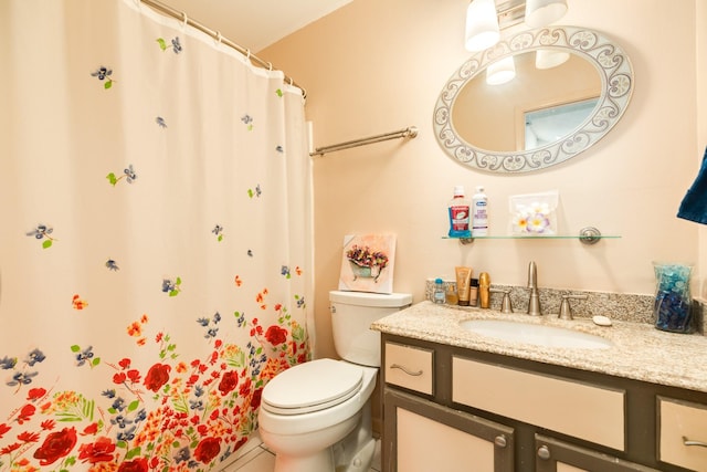 bathroom with curtained shower, toilet, and vanity