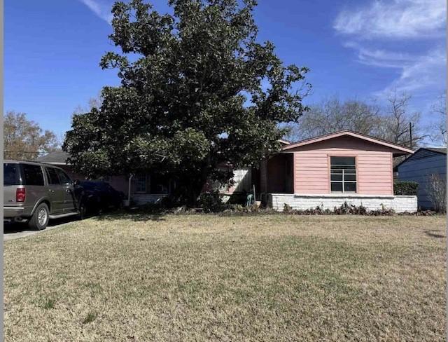 view of front of house with a front lawn