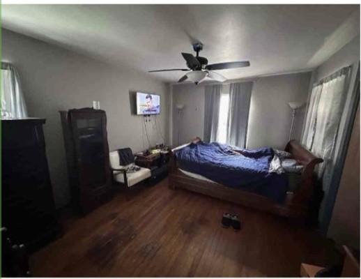 bedroom featuring dark wood-type flooring and a ceiling fan