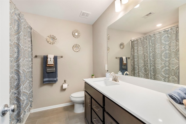 full bathroom featuring visible vents, baseboards, toilet, and vanity