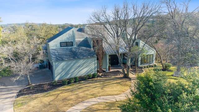 view of front of home featuring a front yard and roof with shingles