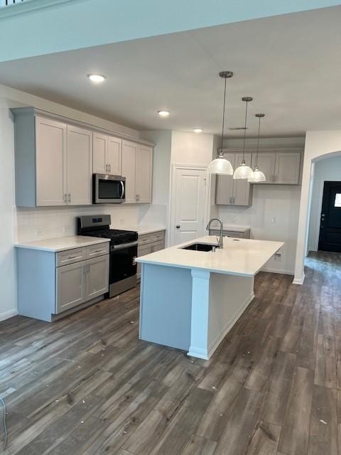 26711 Grandiflora Dr, Magnolia, TX 77355 - kitchen featuring stainless steel appliances, a sink, gray cabinets, dark wood-style flooring, and recessed lighting