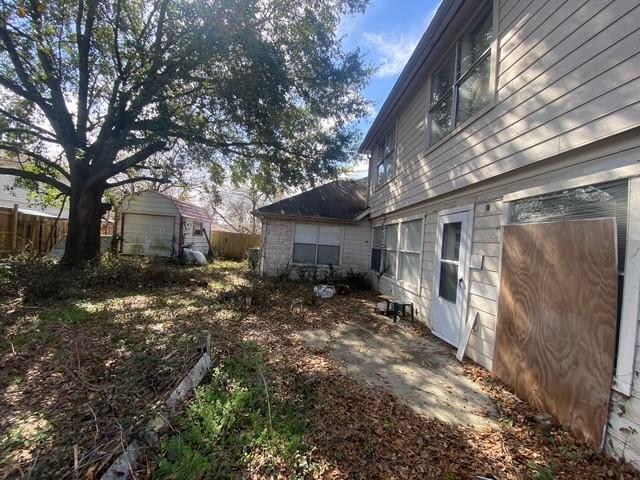 view of yard featuring an outbuilding and fence