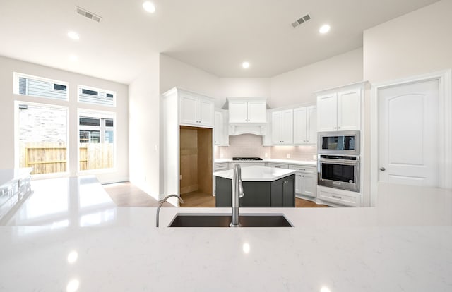 kitchen featuring a sink, visible vents, backsplash, and appliances with stainless steel finishes