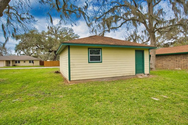 view of outdoor structure with an outbuilding