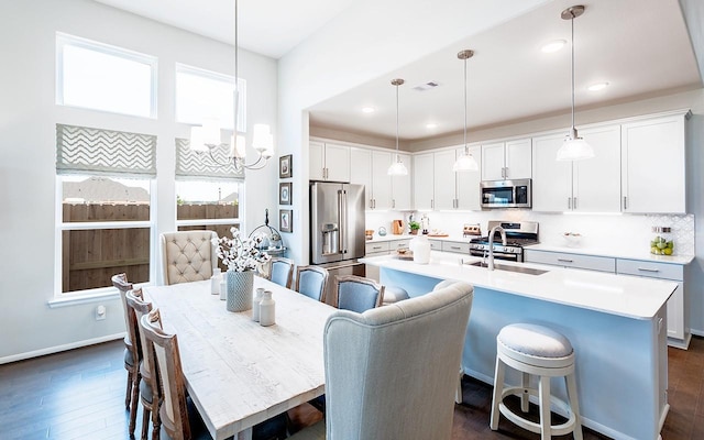 dining area featuring visible vents, recessed lighting, baseboards, a chandelier, and dark wood-style flooring