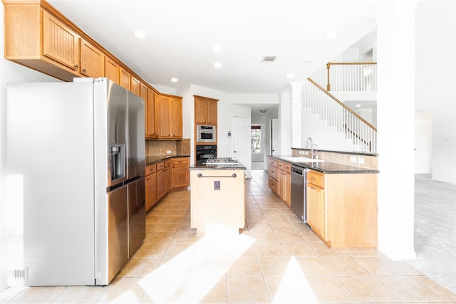 kitchen featuring light tile patterned floors, visible vents, stainless steel appliances, and a sink