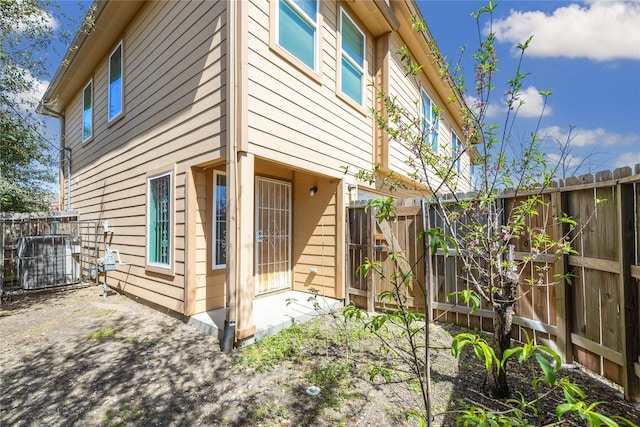 view of side of property featuring a fenced backyard