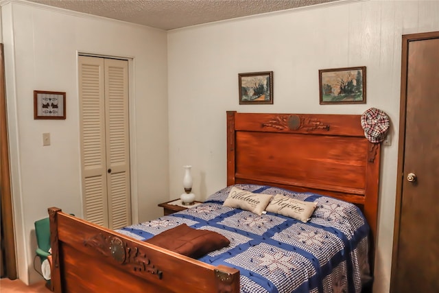 bedroom featuring a closet and a textured ceiling