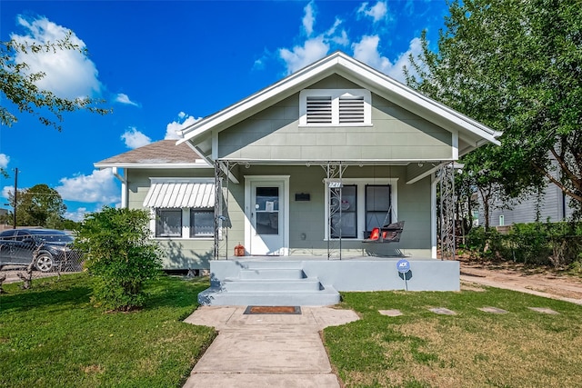 view of front facade featuring a porch and a front yard