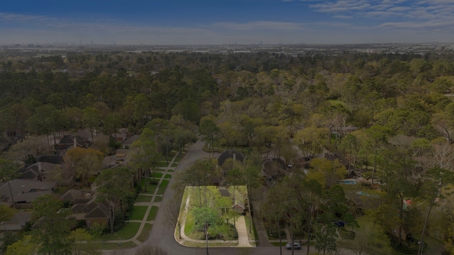 birds eye view of property featuring a forest view