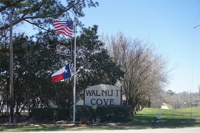 community / neighborhood sign featuring a lawn