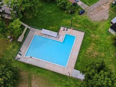 view of swimming pool featuring a lawn