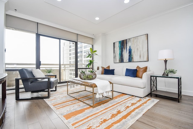 living room with baseboards, light wood finished floors, recessed lighting, ornamental molding, and floor to ceiling windows