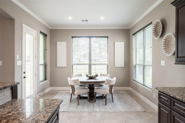 dining space featuring visible vents, a healthy amount of sunlight, baseboards, and ornamental molding