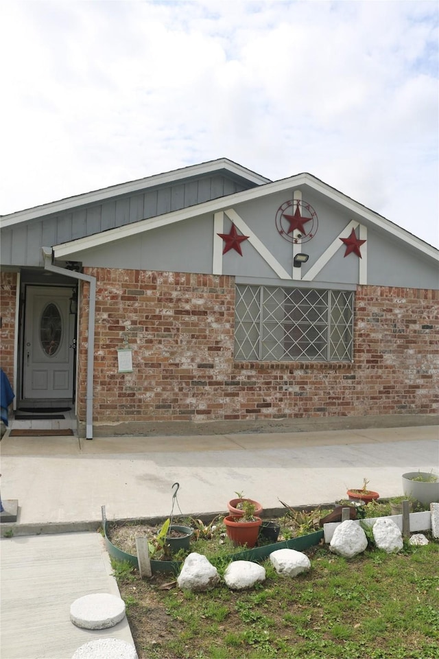 view of front facade featuring brick siding