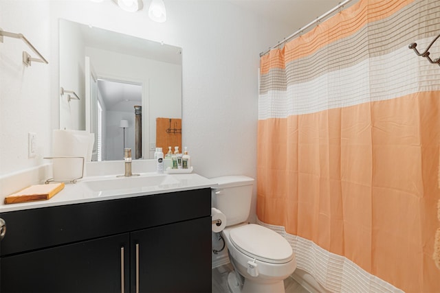 bathroom with a shower with curtain, toilet, and vanity