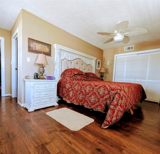 bedroom featuring visible vents, a textured ceiling, ceiling fan, and hardwood / wood-style flooring