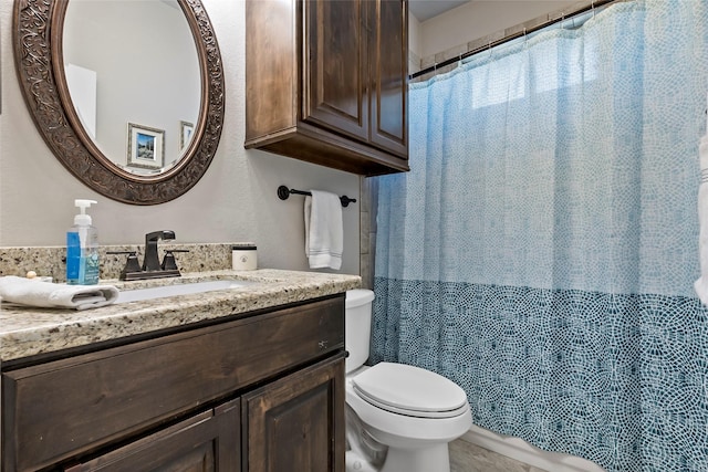 full bath featuring vanity, a shower with shower curtain, and toilet