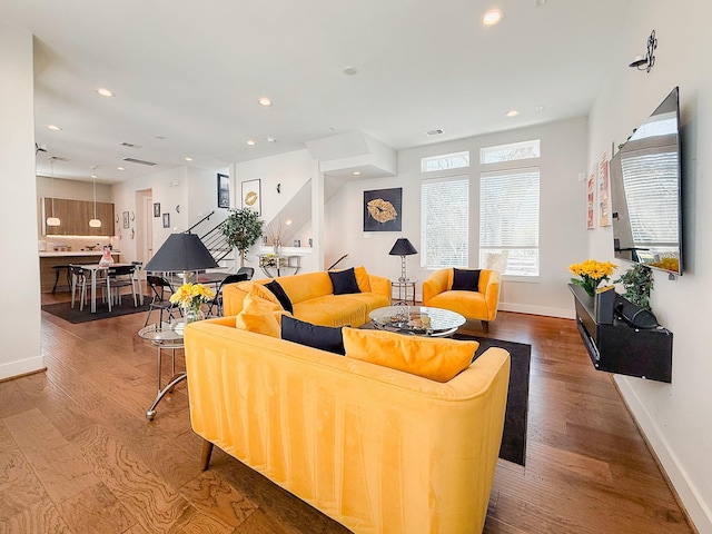 living room with visible vents, recessed lighting, dark wood-style flooring, and baseboards