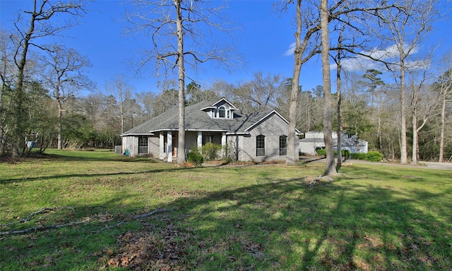 view of front of home featuring a front yard